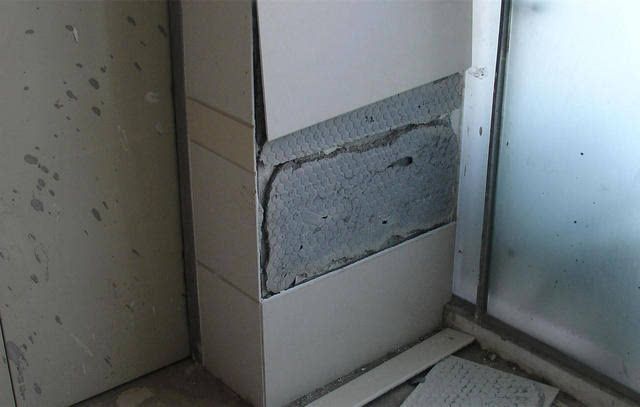 后悔地砖上墙！师傅说能多用10年，结果半年开始掉！到底哪错了？|「每日一答」120
