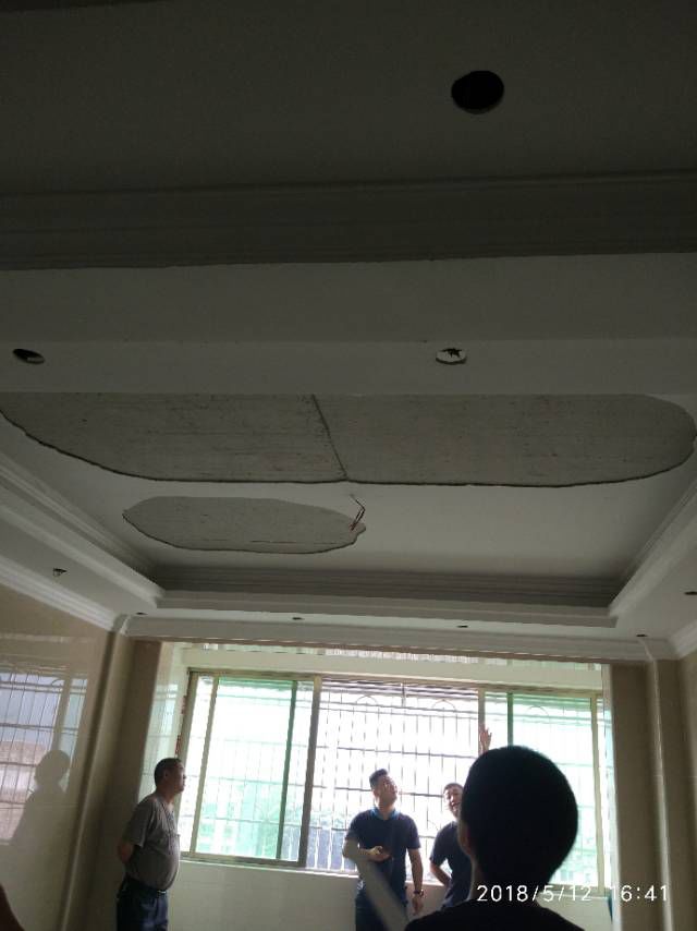惨不忍睹！天花板掉落打脸，墙面隐藏的定时炸弹！详解厚找平|「每日一答」095