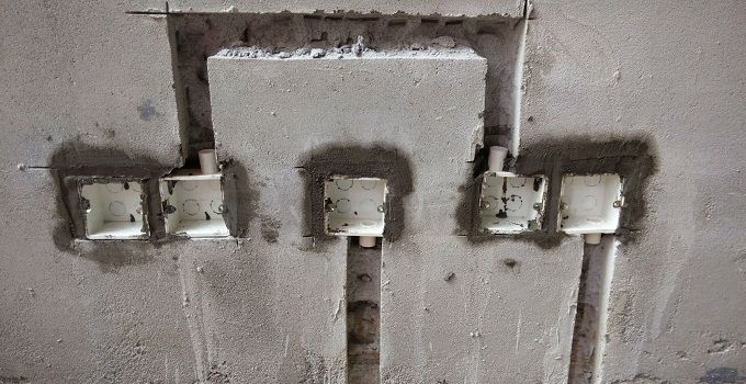 工人改水电把墙开槽成这样，以后还咋住人？|「每日一答」025