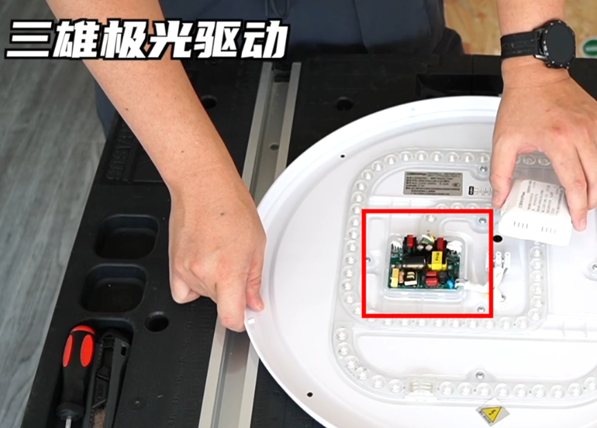 【27倍差价】多少钱的吸顶灯不是智商税?柏曼lipro雷士三雄极光天猫杂牌,频闪照度光谱蓝光显色指数,做工颜值全面拆解分析!