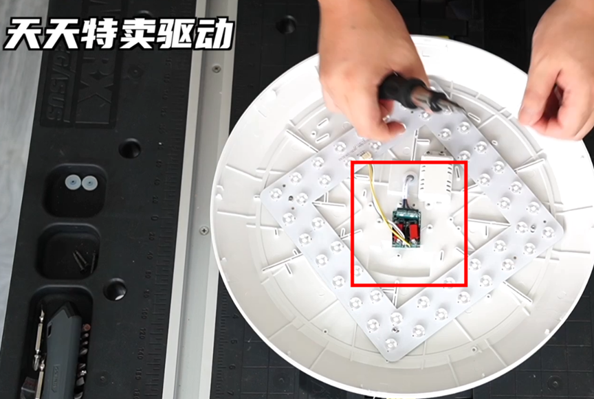【27倍差价】多少钱的吸顶灯不是智商税?柏曼lipro雷士三雄极光天猫杂牌,频闪照度光谱蓝光显色指数,做工颜值全面拆解分析!